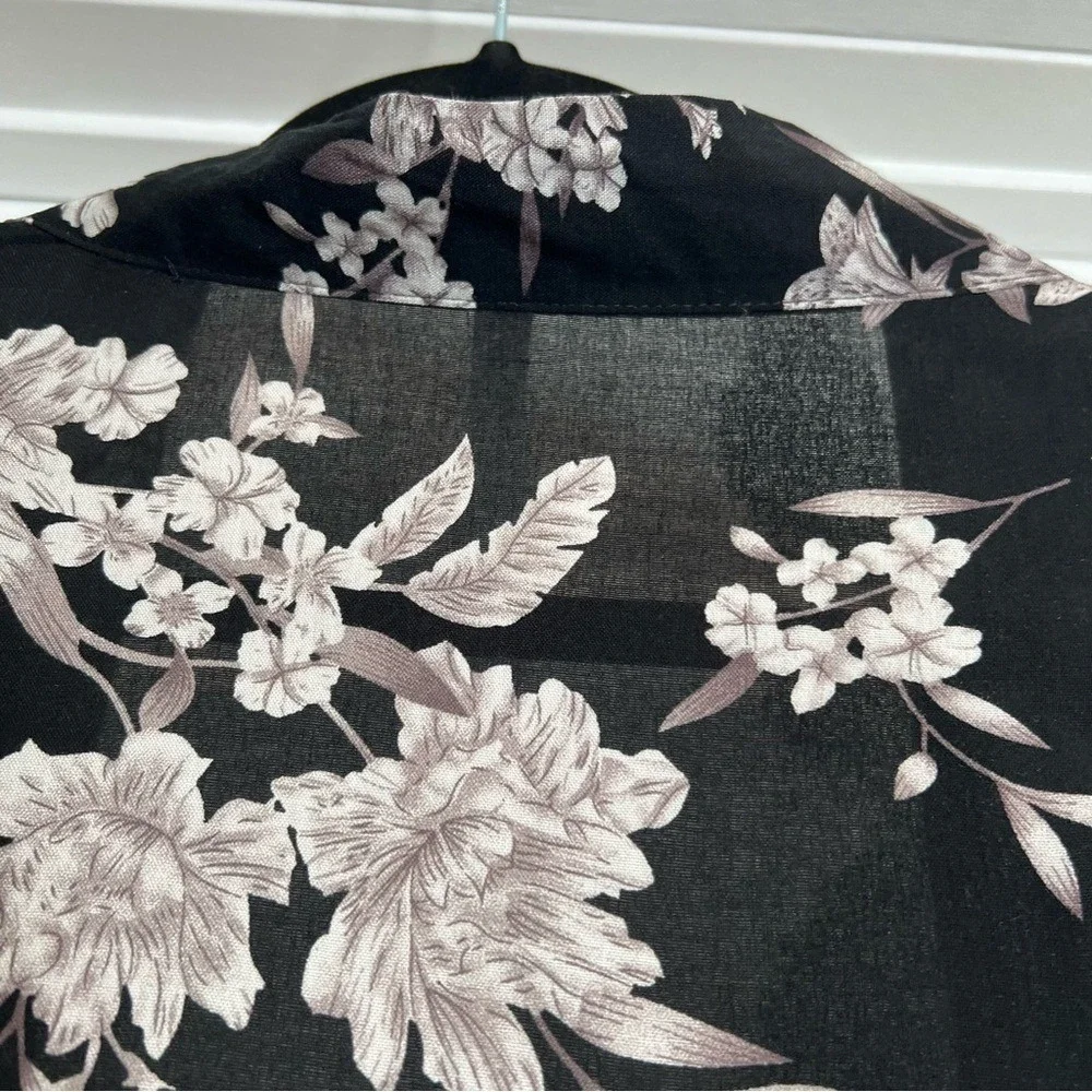 Spiritual Gangster Black & Gray Floral Print Tie Front Kimono. One‎ Size.